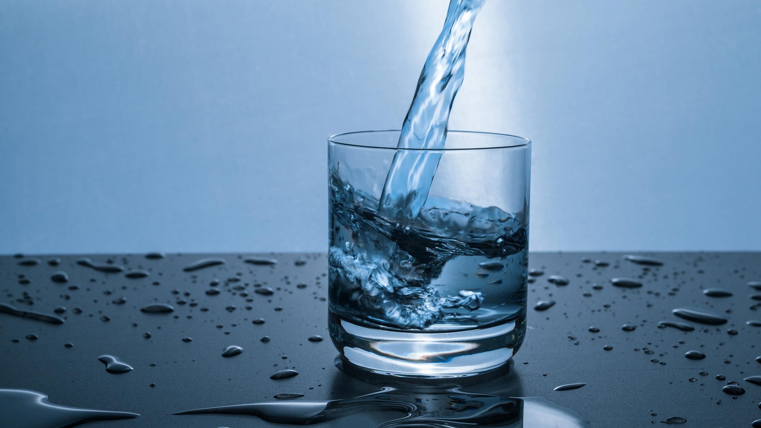 1,2 - 2 lít nước mỗi ngày sẽ giúp chức năng của gan hoạt động tốt hơn.